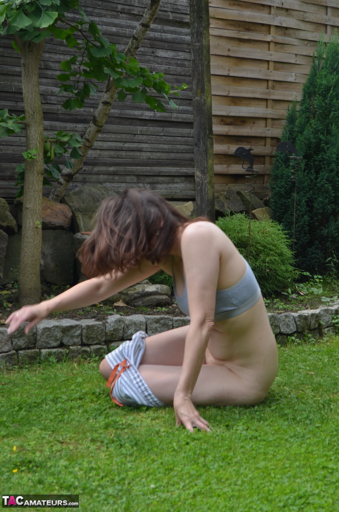 amateur model gets naked on back lawn before attempting the backward crab