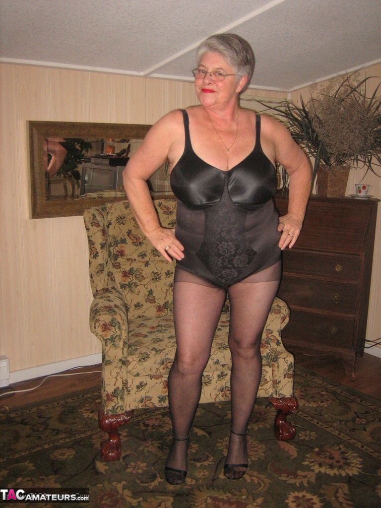old amateur girdle goddess unleashes her saggy tits before pulling down hose