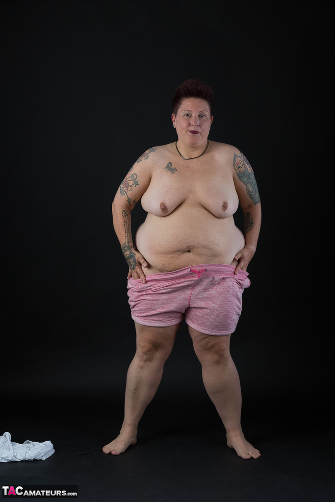 ssbbw tattoo girl gets completely naked for the first time