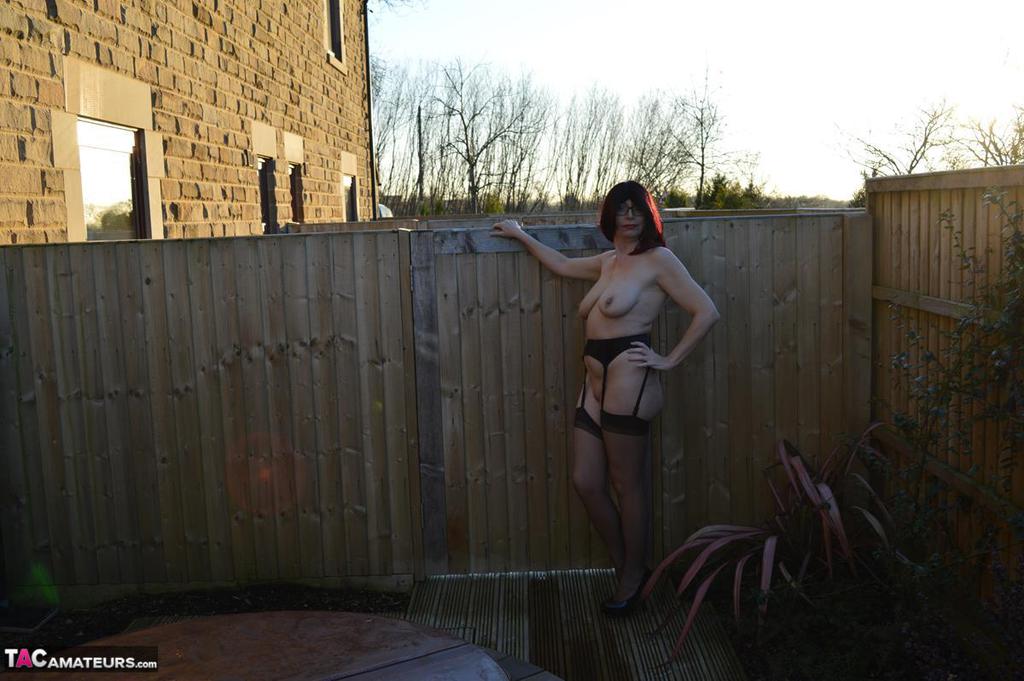 amateur lady barby slut gets totally nude before getting in an outdoor hot tub