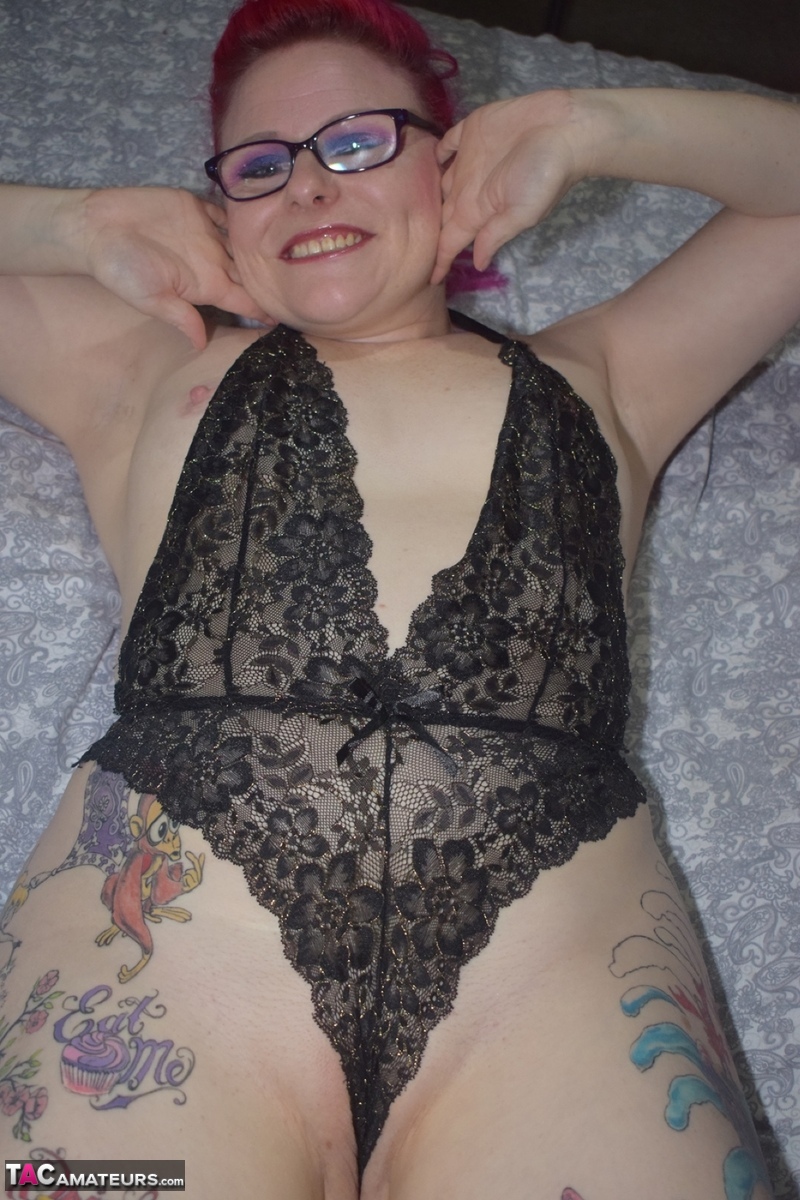 tattooed amateur mollie foxxx models black lingerie with her glasses on