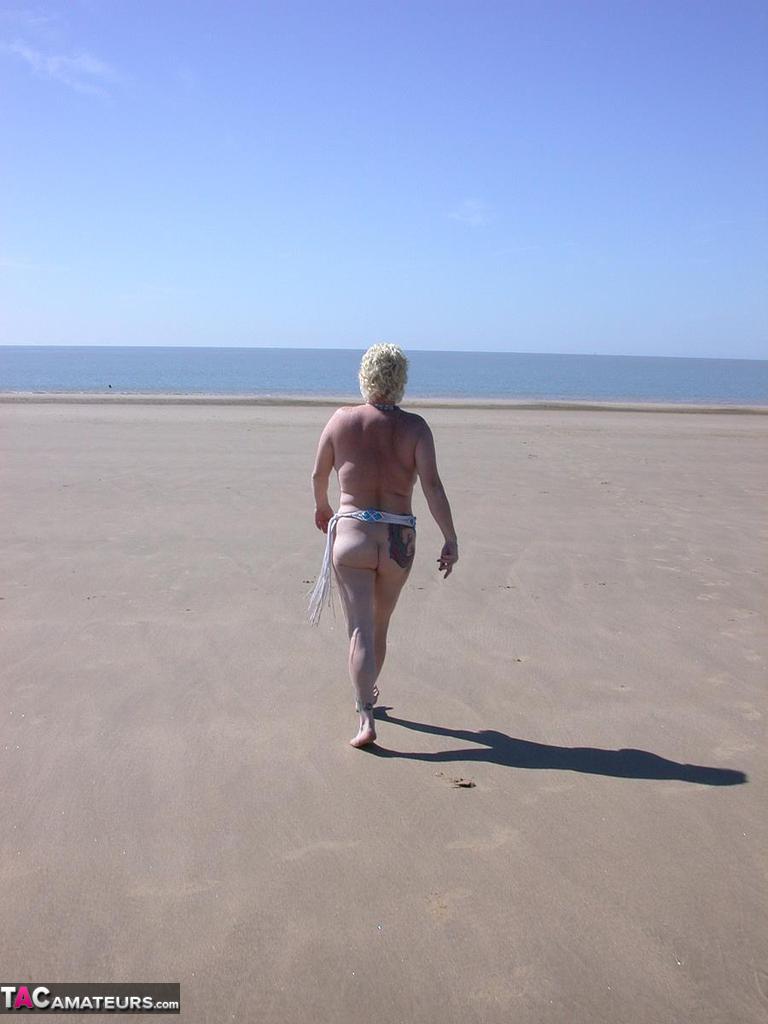older blonde amateur mary bitch takes a pee before going topless in the ocean